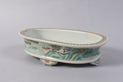CHINA, CANTON - 19th century 
Porcelain planter...