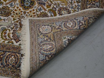 Trois tapis en laine 
194 x 108 cm