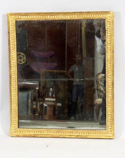 Miroir en bois sculpté et doré 
Epoque Louis...