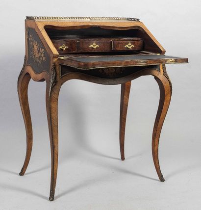 Bureau en pente de style Louis XV en bois...