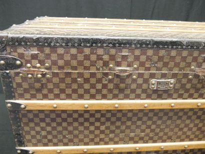 Louis VUITTON 
- Tall checkered canvas trunk...
