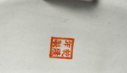 CHINA, CANTON - 19th century 
Porcelain planter...