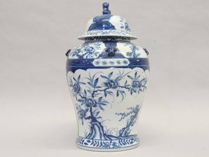CHINA - 20th century 
Porcelain covered vase...