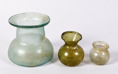 Set consisting of a large balsamaire with...