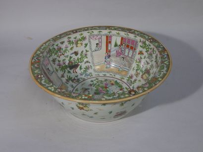 CHINA, CANTON - 19th century 
Porcelain aquarium...