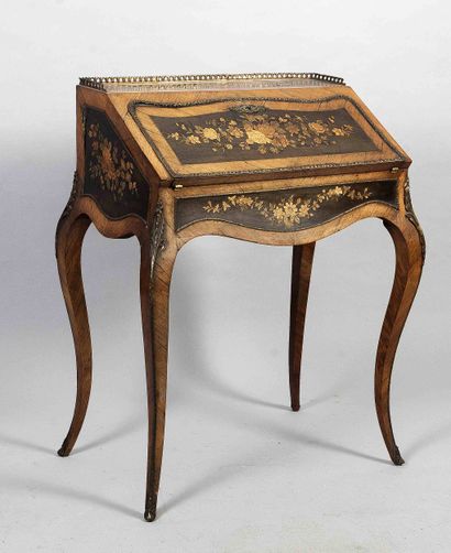 Bureau en pente de style Louis XV en bois...