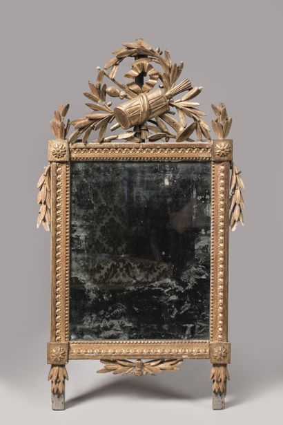 Miroir d’applique à fronton en bois mouluré,...