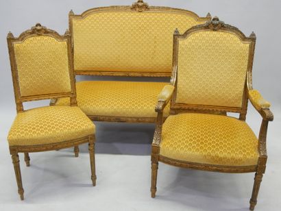 Mobilier de salon en bois doré style Louis...