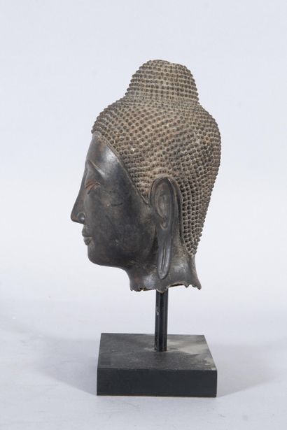 Southeast Asian head in bronze. Thai work,...