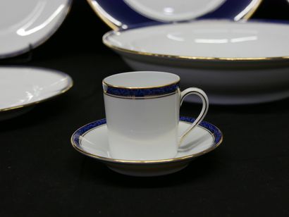 Partie de service de vaisselle en porcelaine...