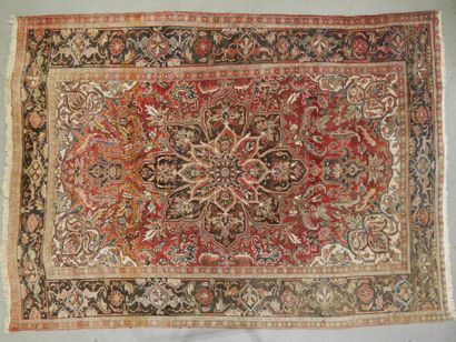 Grand tapis en laine à décor géométrique...