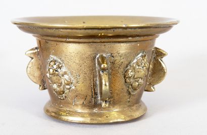 Petit mortier et son pilon en bronze doré...
