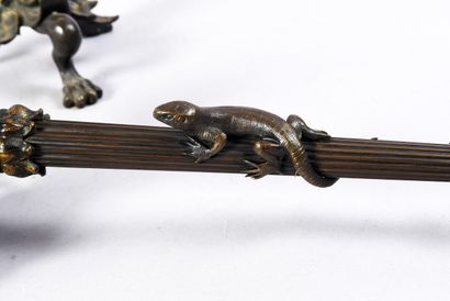 Paire de flambeaux en bronze, à décor de...