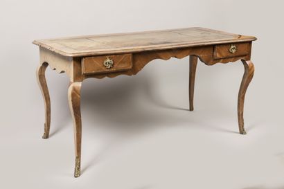 Bureau plat en bois de placage, ouvrant par...