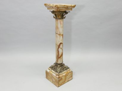 Colonne-sellette en onyx marbré et bronze...