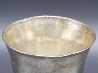 Timbale tulipe en argent gravé de motifs...