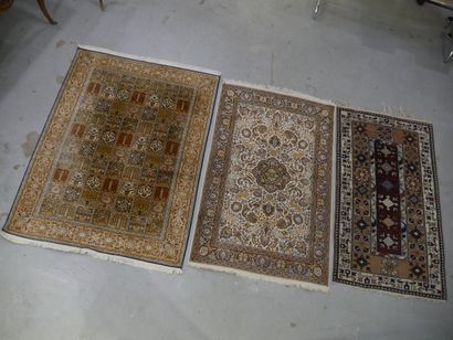 Trois tapis en laine 
194 x 108 cm