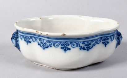 Petite bannette polylobée en faïence à décor...