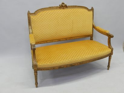 Mobilier de salon en bois doré style Louis...