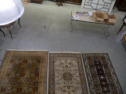 Trois tapis en laine 
194 x 108 cm