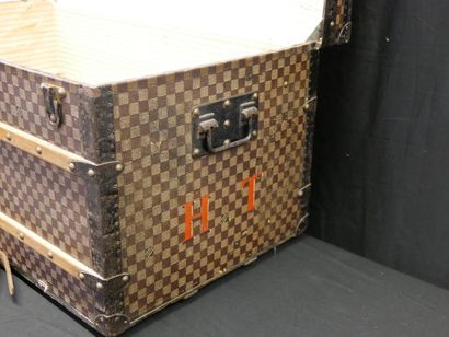 Louis VUITTON 
- Tall checkered canvas trunk...