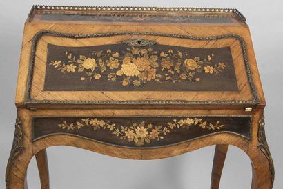 Bureau en pente de style Louis XV en bois...