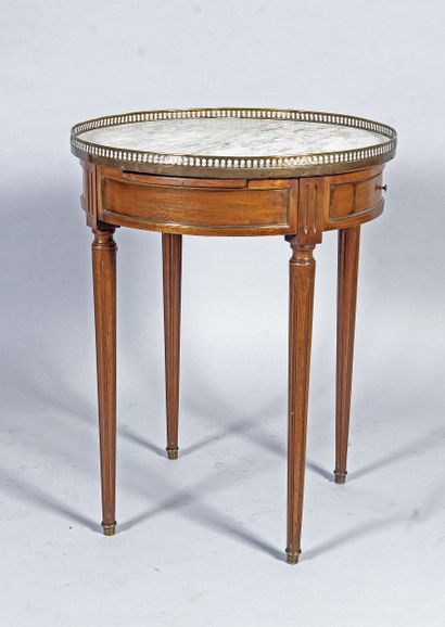 Table bouillotte de style Louis XVI en bois...