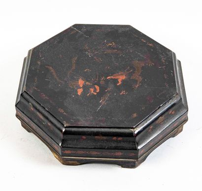 CHINA - Circa 1900
Black and red lacquer...