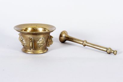 Petit mortier et son pilon en bronze doré...