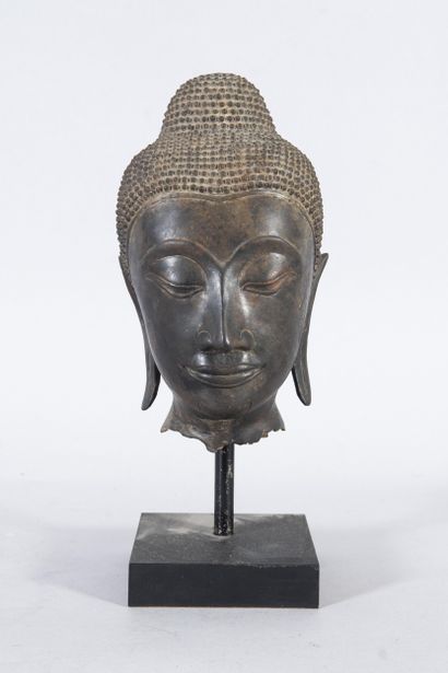 Southeast Asian head in bronze. Thai work,...