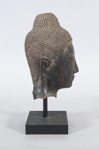 Southeast Asian head in bronze. Thai work,...