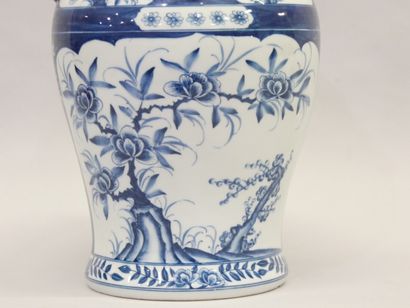 CHINA - 20th century 
Porcelain covered vase...