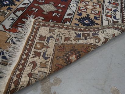 Trois tapis en laine 
194 x 108 cm