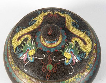CHINA - 20th century
Covered pot in bronze...