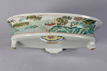 CHINA, CANTON - 19th century 
Porcelain planter...