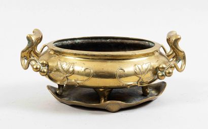 VIETNAM - Circa 1900
Oval, four-legged perfume...