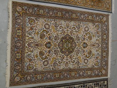 Trois tapis en laine 
194 x 108 cm