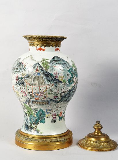 Lidded vase with Far Eastern decoration 
Gilt...