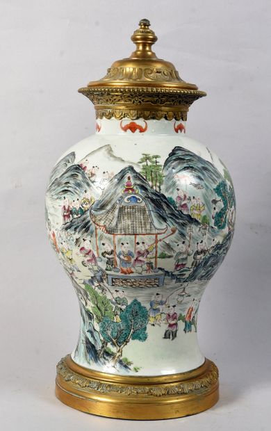 Lidded vase with Far Eastern decoration 
Gilt...