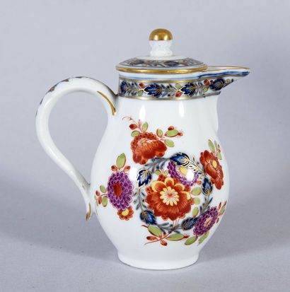 Petit crémier couvert en porcelaine à décor...
