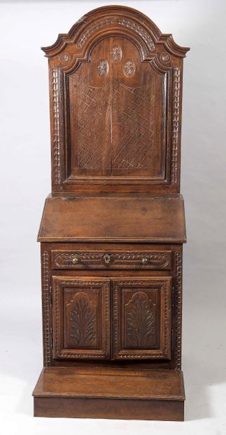 Moulded and carved wooden prie-dieu opening...