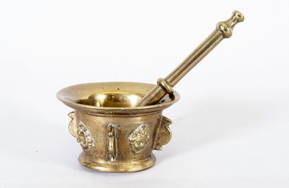 Petit mortier et son pilon en bronze doré...