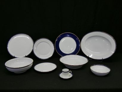 Partie de service de vaisselle en porcelaine...