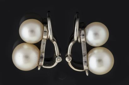 Paire de boucles dite clip d’oreilles ornée...