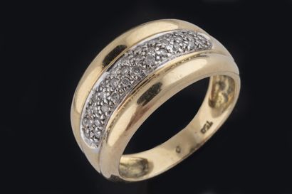 Bague jonc godronnée centrée d’un pavage...