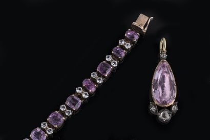 Deux bijoux : 
- Pendentif en goutte en argent...
