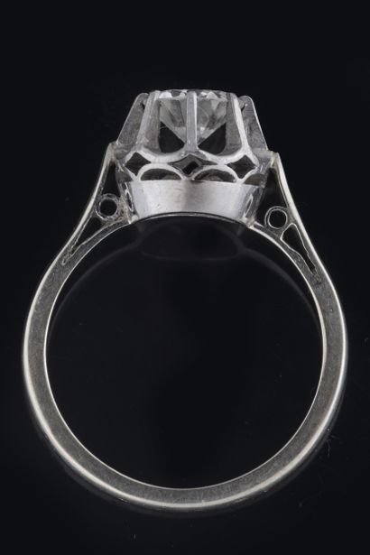 Solitaire ring in platinum (850 thousandths)...