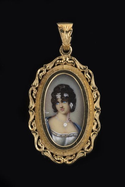 Pendentif orné d’une peinture représentant...