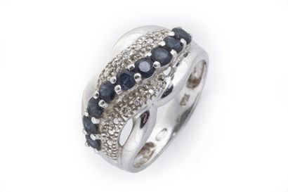 Bague jonc en or gris (750 millièmes) centrée...