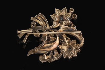 Brooch in gold (750 thousandths) forming...